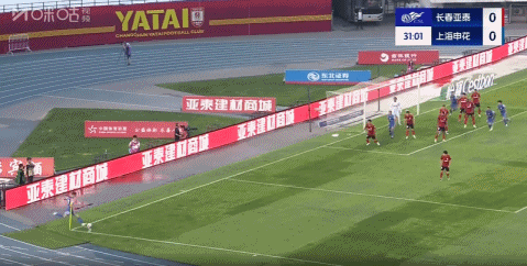 Gao Tianyi踢了一個(gè)角球 Zhu Chenjie攻入了頭球 Shenhua以1-0領(lǐng)先！