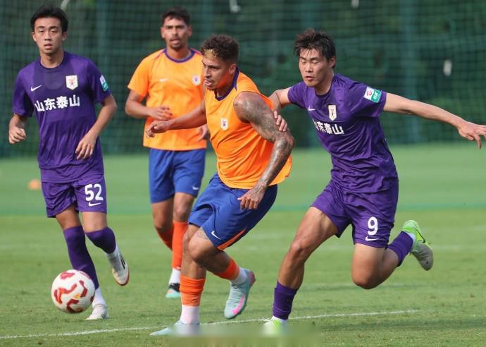 內(nèi)部對(duì)抗：Taishan一線隊(duì)5-2 Taishan B隊(duì) Kresan得分兩次 Chen Pu得分