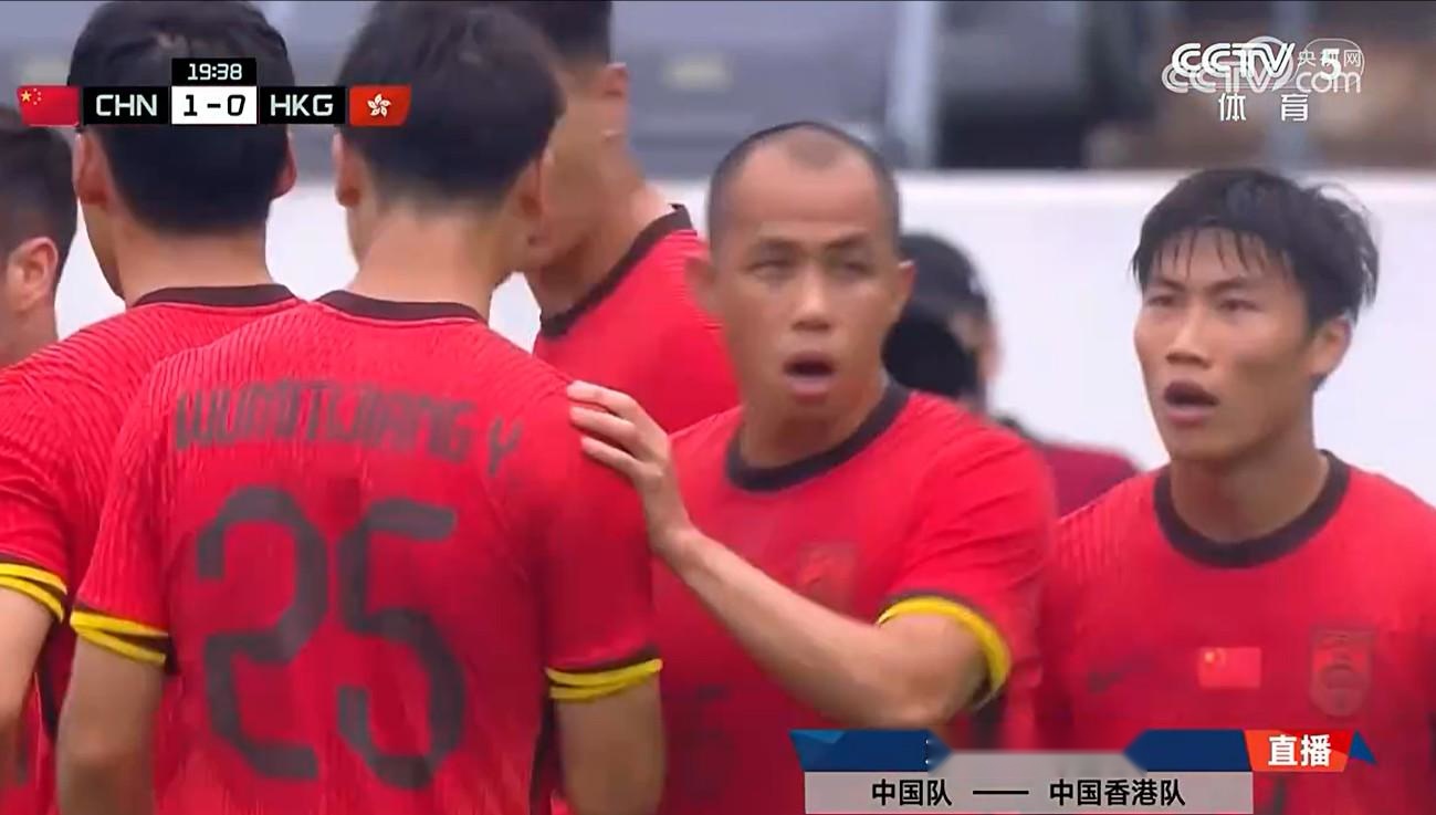 國(guó)際足球生涯的突破 黃金尤在國(guó)際A級(jí)比賽中攻入了他的第一個(gè)進(jìn)球
