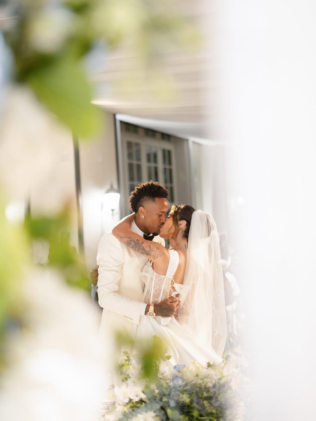 MILITON與他的女友Vinicius Camavenga和Rodrigo結(jié)婚參加了婚禮